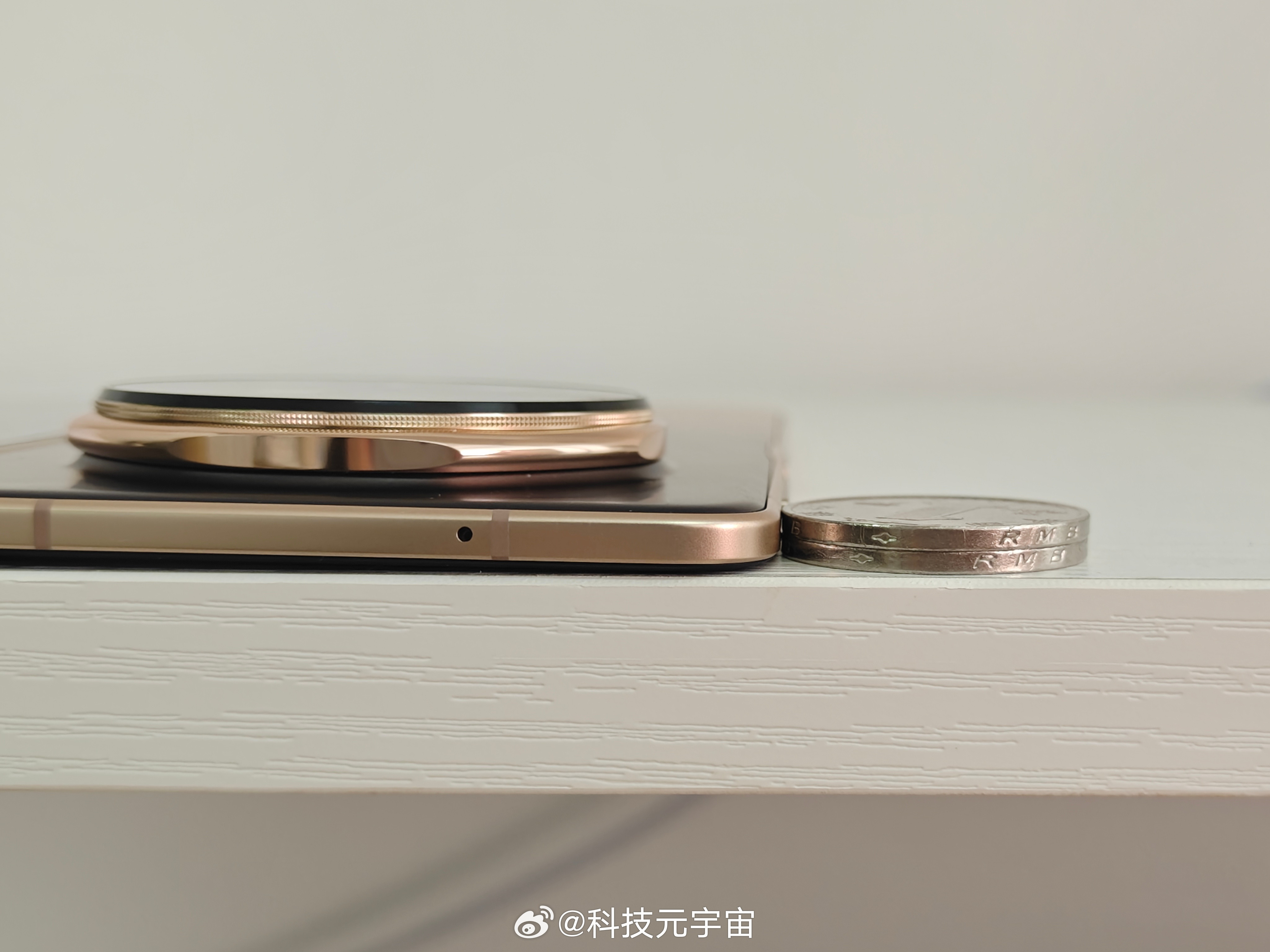 「上手报告」这段时间一直在使用荣耀MagicV5，最深的感受是它真的轻。折叠起
