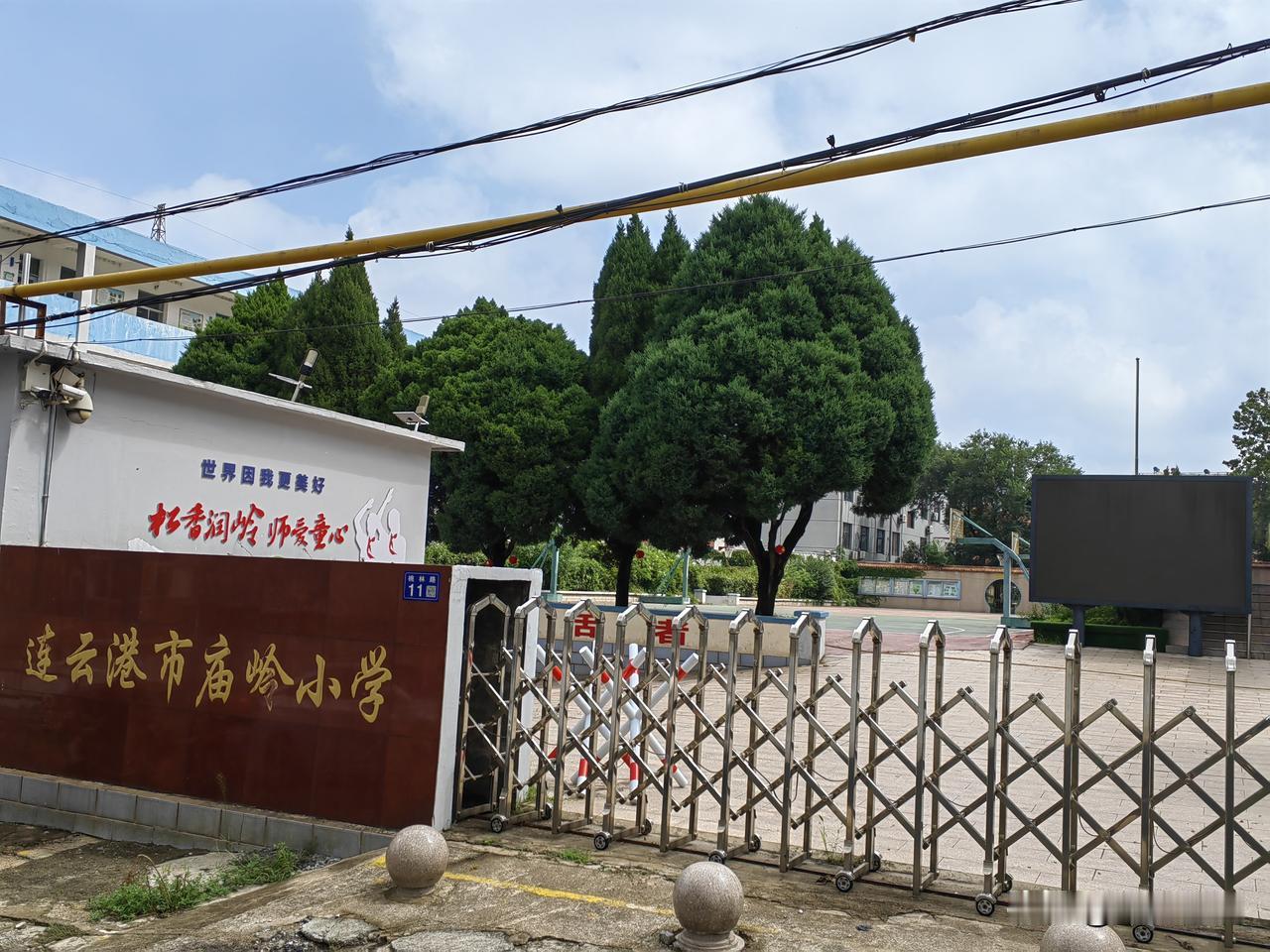 庙岭小学，与别的学校热闹的开学相比，这里已人去楼空。从2025年秋季开始，这所学
