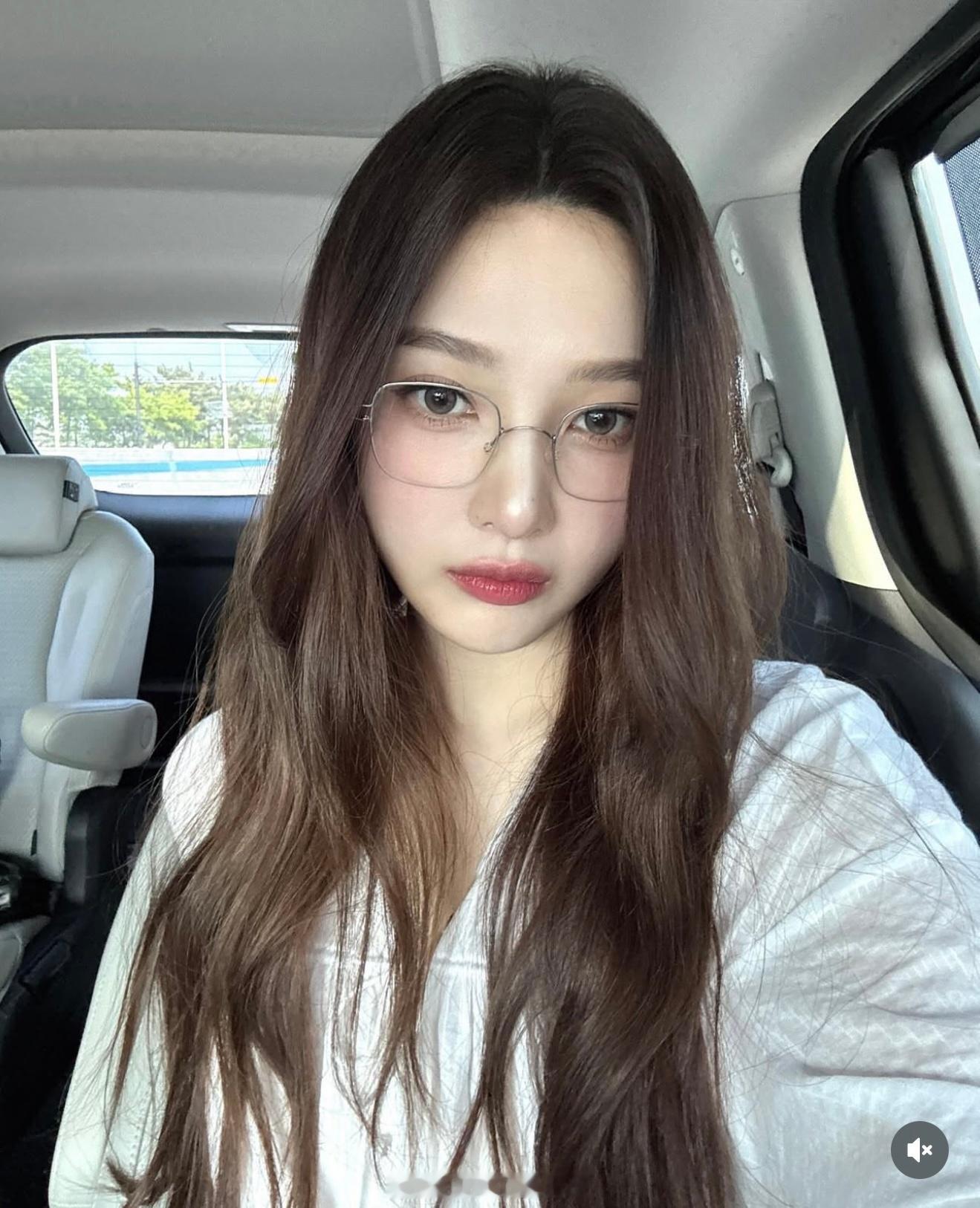 朴秀荣朴秀荣joy九妹ins更新温柔学姐来啦​​​
