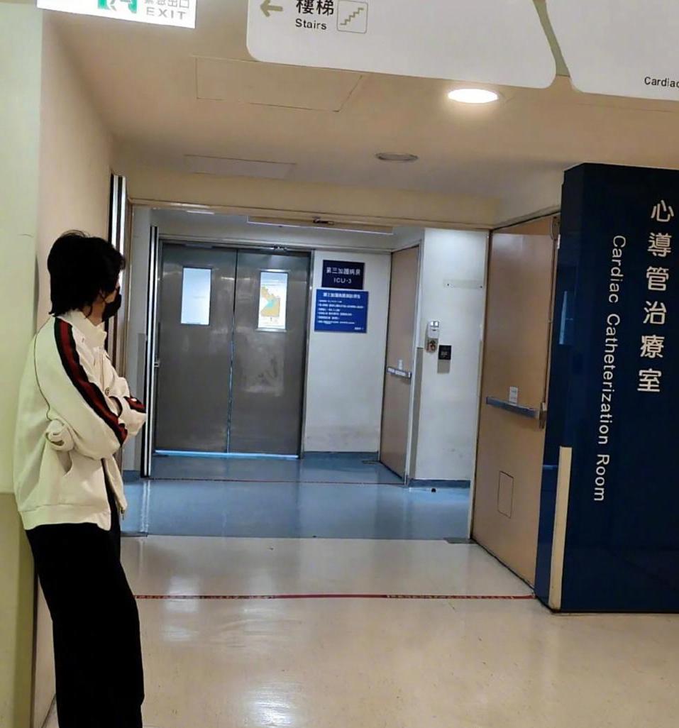 萧敬腾岳父生重病紧急送医，他和老婆林有慧在手术室门口等候，夫妻俩手牵着手，互相安