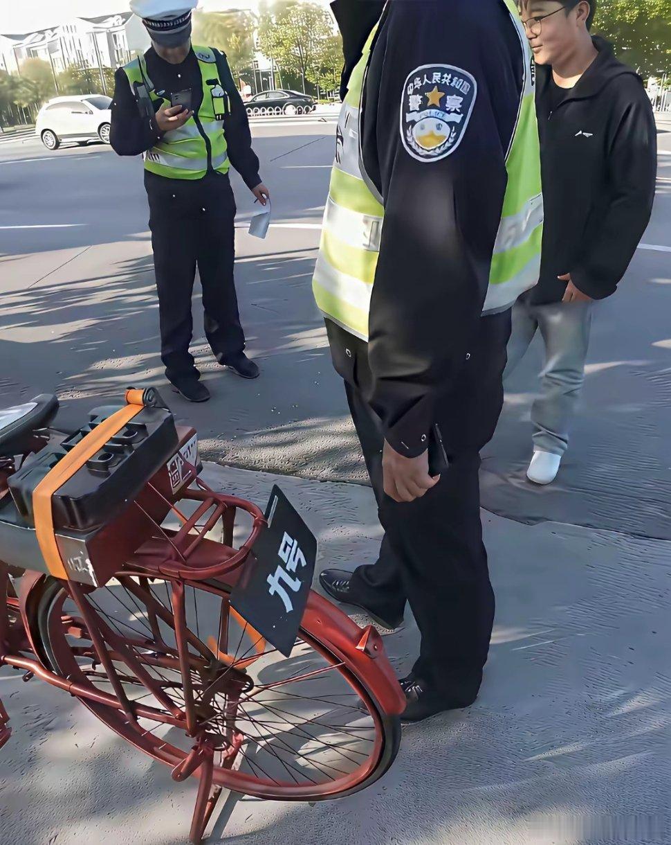 果然高手在民间，这绝对是个人才啊，二八大杠被他改装一下，竟然变成了电动车，但是我