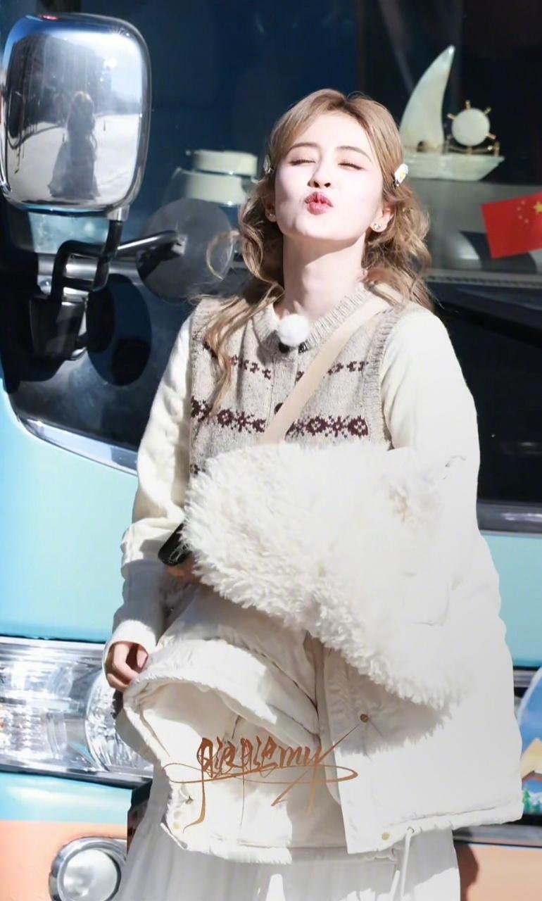 白鹿这是什么绝世小可爱！粉丝因闺蜜纪念日变身醋精，现场贴脸开大～白鹿一边笑出眼泪