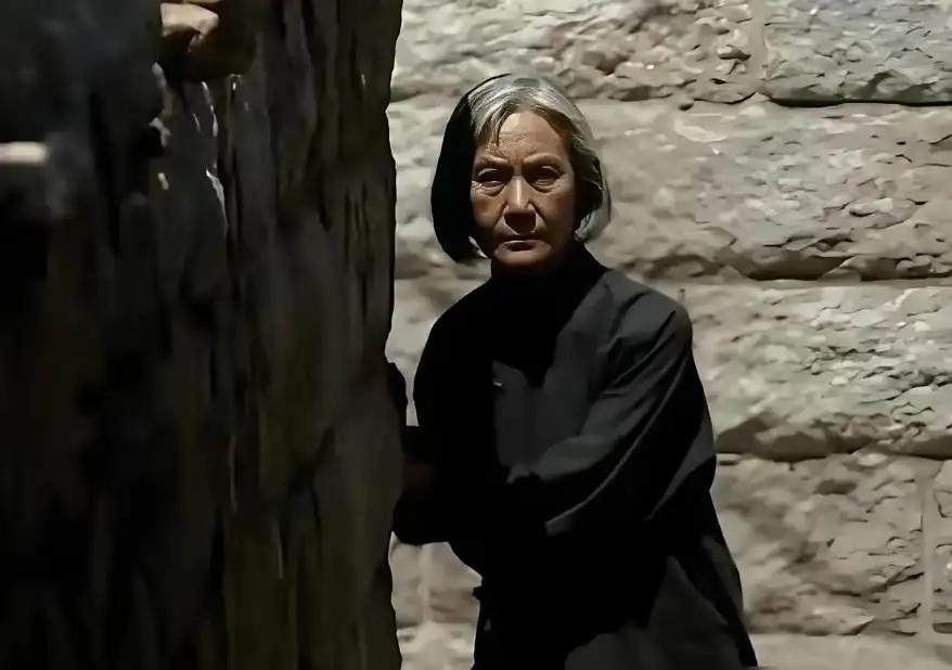 孔笙icon导演瞒了你整整十二年。父母爱情里那个扶着土墙的干瘪老太婆，真实身份是