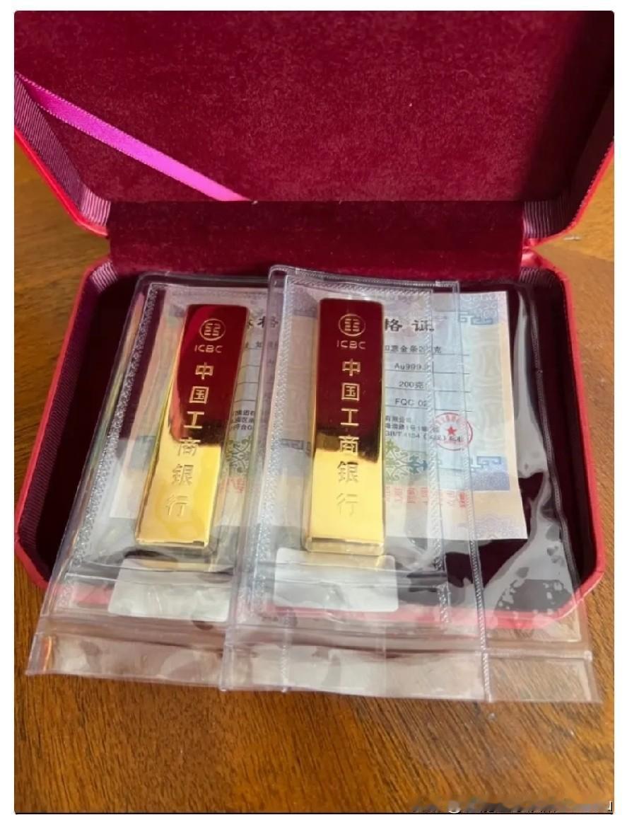 10月12日，买黄金的人估计都后悔了，这几天看着金价上上下下来回震荡，我这心