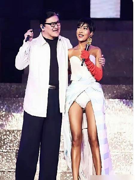 吉克隽逸因为穿了一件高开叉直接开到腰的裙子，在评论区被骂翻了，可她硬是一条帖子都没删，还直接硬气回应