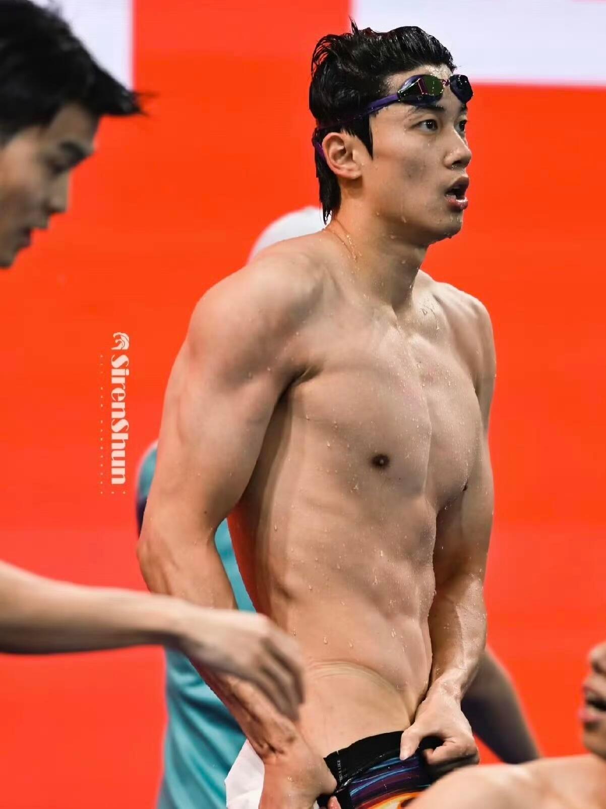 汪顺，你真不拿我们当外人啊，把手拿开！