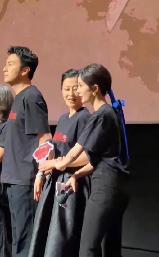 娱乐圈炸了！昨晚时尚盛典上，杨幂主动给章子怡让出C位，场面本应和谐。谁知雷佳音突