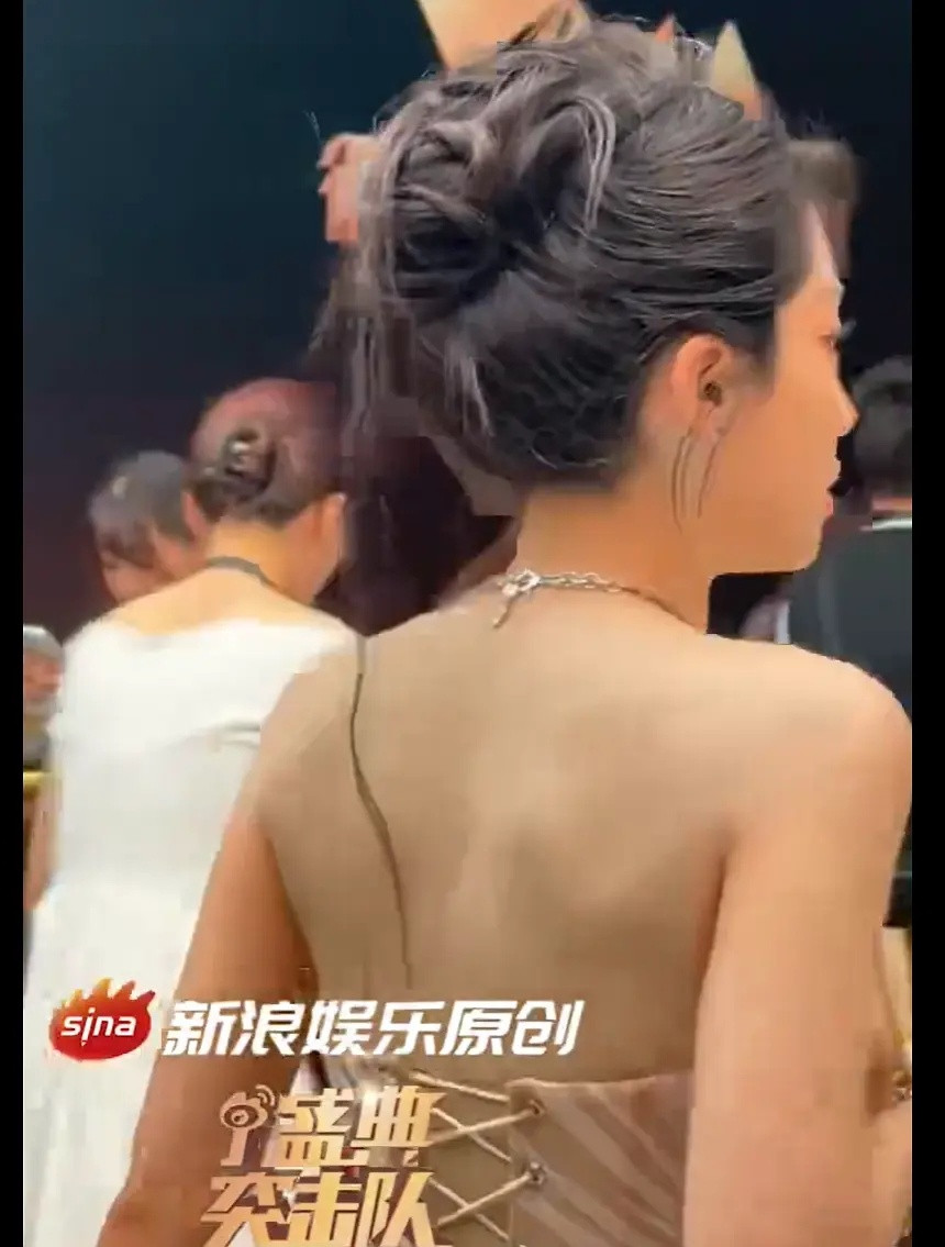 这得盖多少粉底液啊都发青了​​​