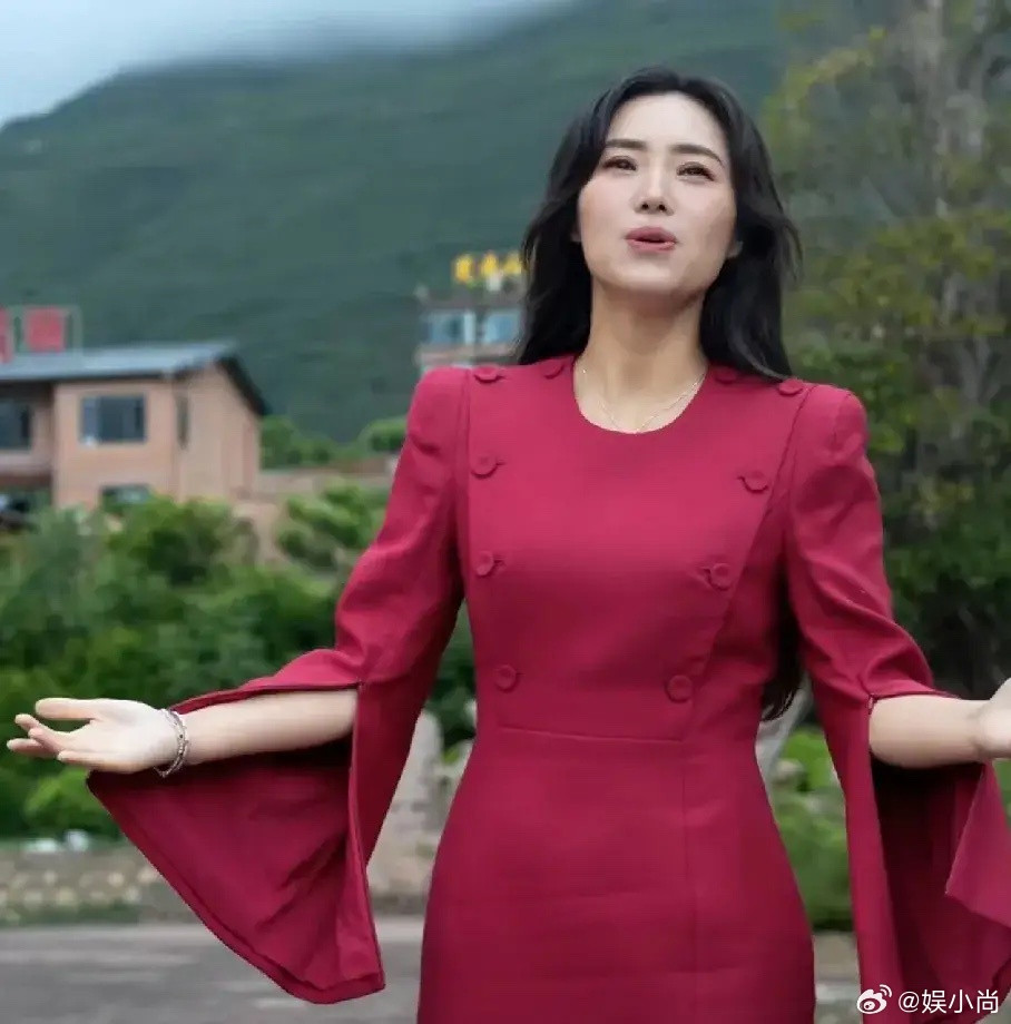 虽然云朵现在面临不少困难，版权被收回、和公司解约、歌曲被下架，代表作也没了，但她