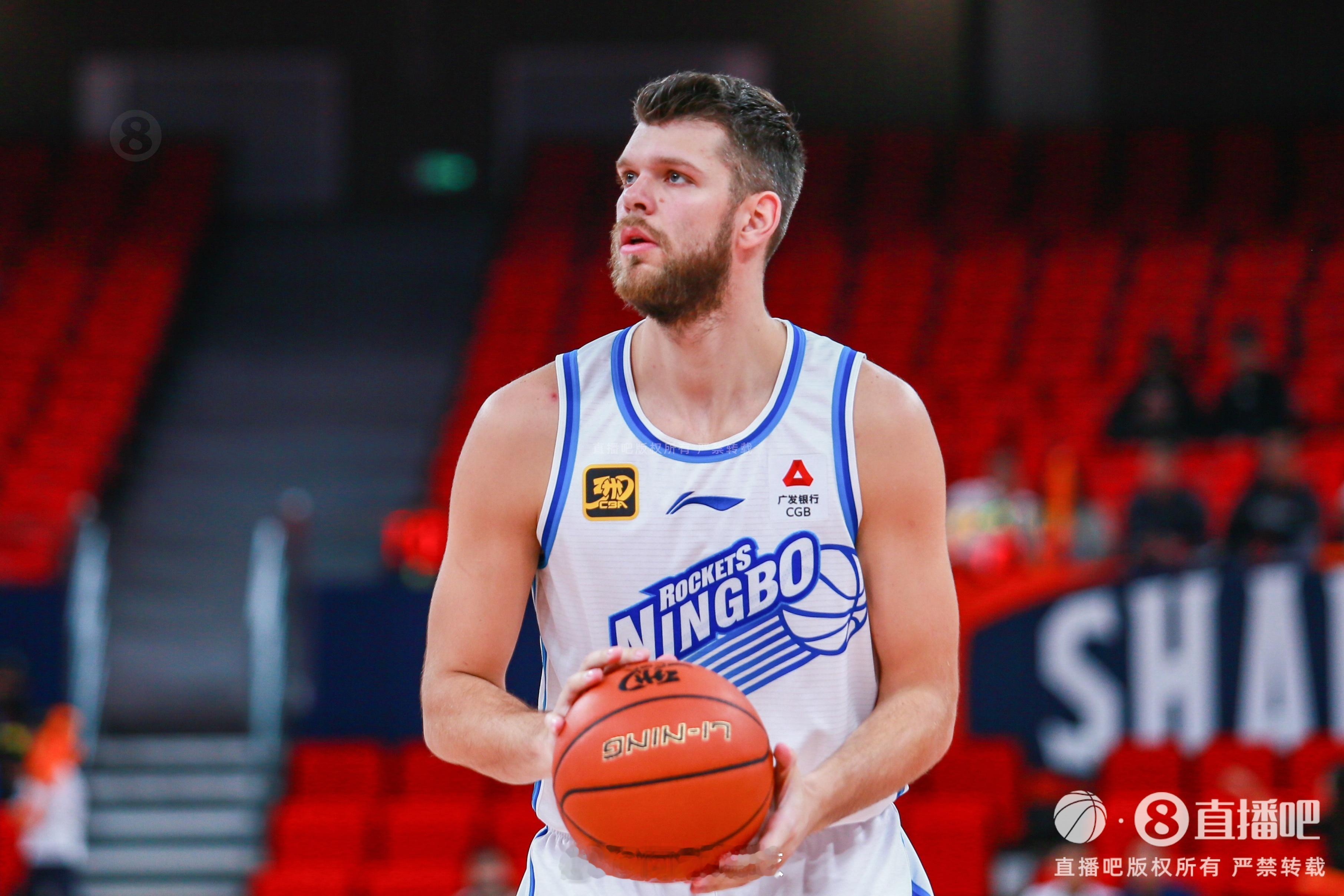 广东男篮终于补强了，签约了内线外援拉科塞维奇￼。这样的话，季后赛能走的更强。广东