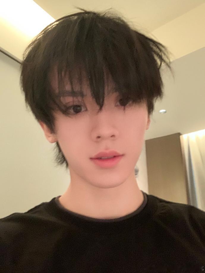 左航彩排前报备左航彩排前晒素颜自拍彩排前的日常报备格外暖心，左航素颜五官舒展，简