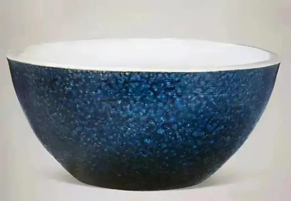 1973年，一老人走进文物店，掏出一个臭烘烘的碗。店员用手摸了一下，给了她80元