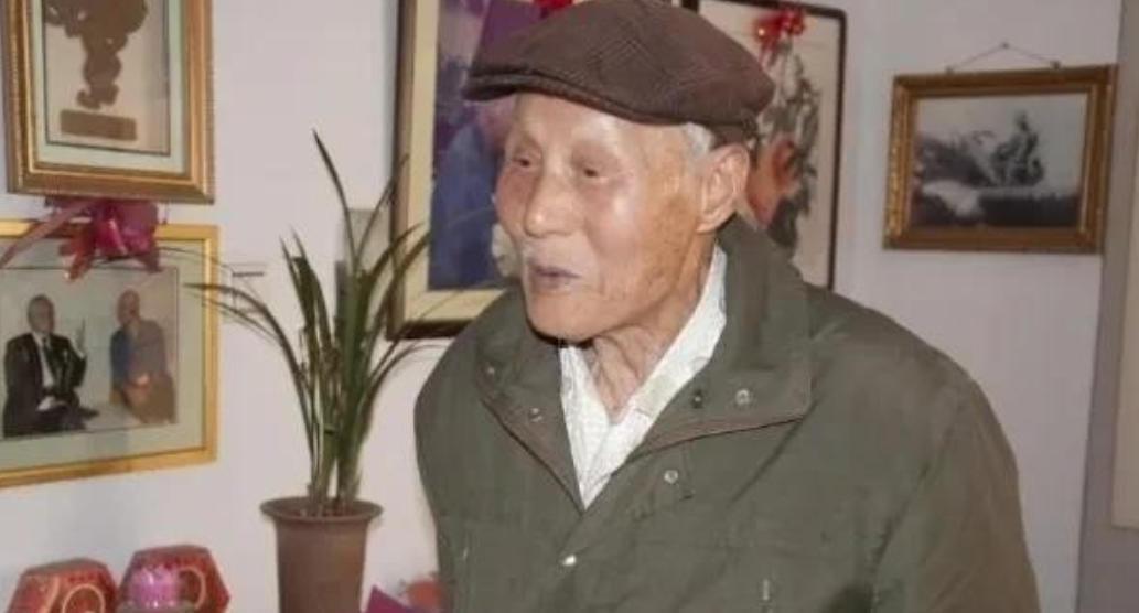 1983年，63岁老人正给领导倒水，领导低头一看，这老人竟穿着空军专用的拉练裤，