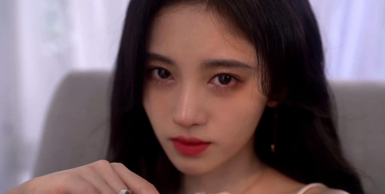 鞠婧祎与丝芭：暗流涌动的“纠葛”当鞠婧祎在演艺道路上绽放光芒，丝芭的“存在感”