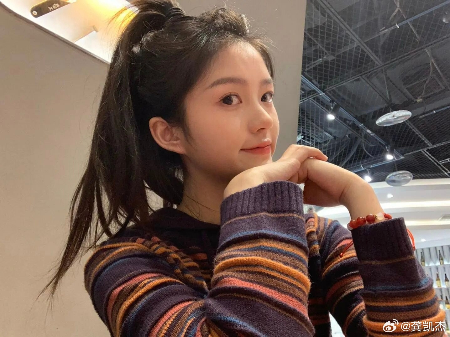 高马尾和披肩长发～～哪个风格适合她？