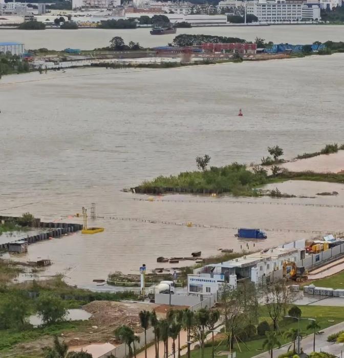 生态堤可以保护市政道路，但是保护不了工地。目测应该是明珠湾隧道的工地，已经被淹了