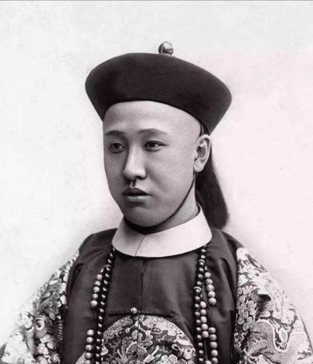 1950年，67岁的清朝摄政王载沣，以90万斤小米的价格，卖掉了醇亲王府。四儿子
