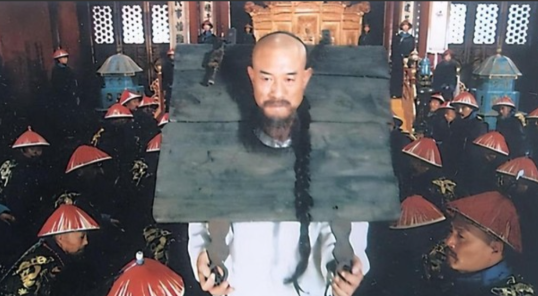 1726年，年羹尧知道自己将被问斩，暗中把怀孕的小妾，送给一位书生，并千叮万嘱：