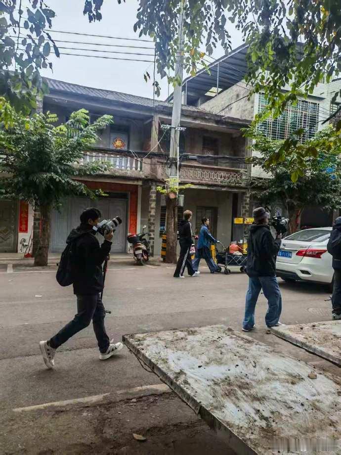 王鹤棣白鹿买菜路透王鹤棣白鹿亲爱的客栈买菜路透客栈路透甜度拉满！王鹤棣白鹿买菜