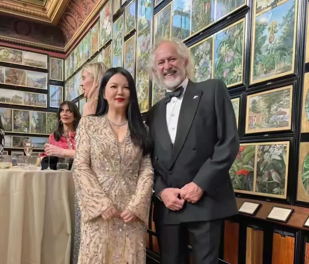 李湘居然带着王诗龄杀进英国晚宴局了！现场和英国公主同框合影，还能跟卡米拉王后唠嗑