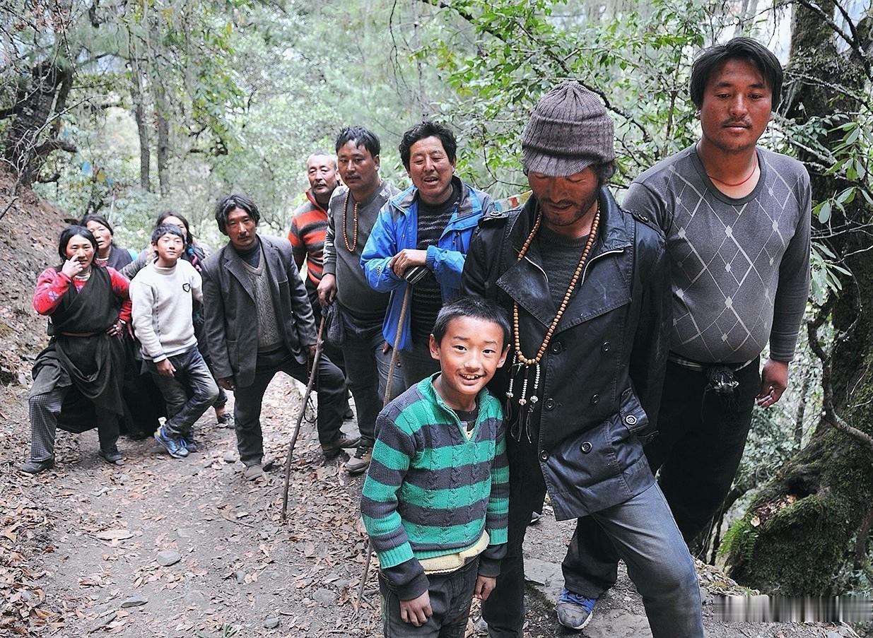 ​十三年前的冬天，我在下山崎岖的路上，遇上这样一个藏族大家庭，他们用半年时间从甘