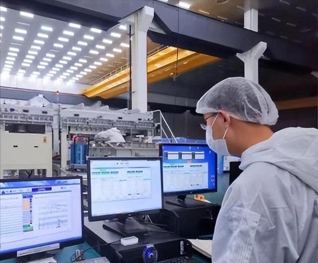 “中国造出了比‘光刻机’还要贵的大国重器！10亿一台！比光刻机还金贵的OLED蒸