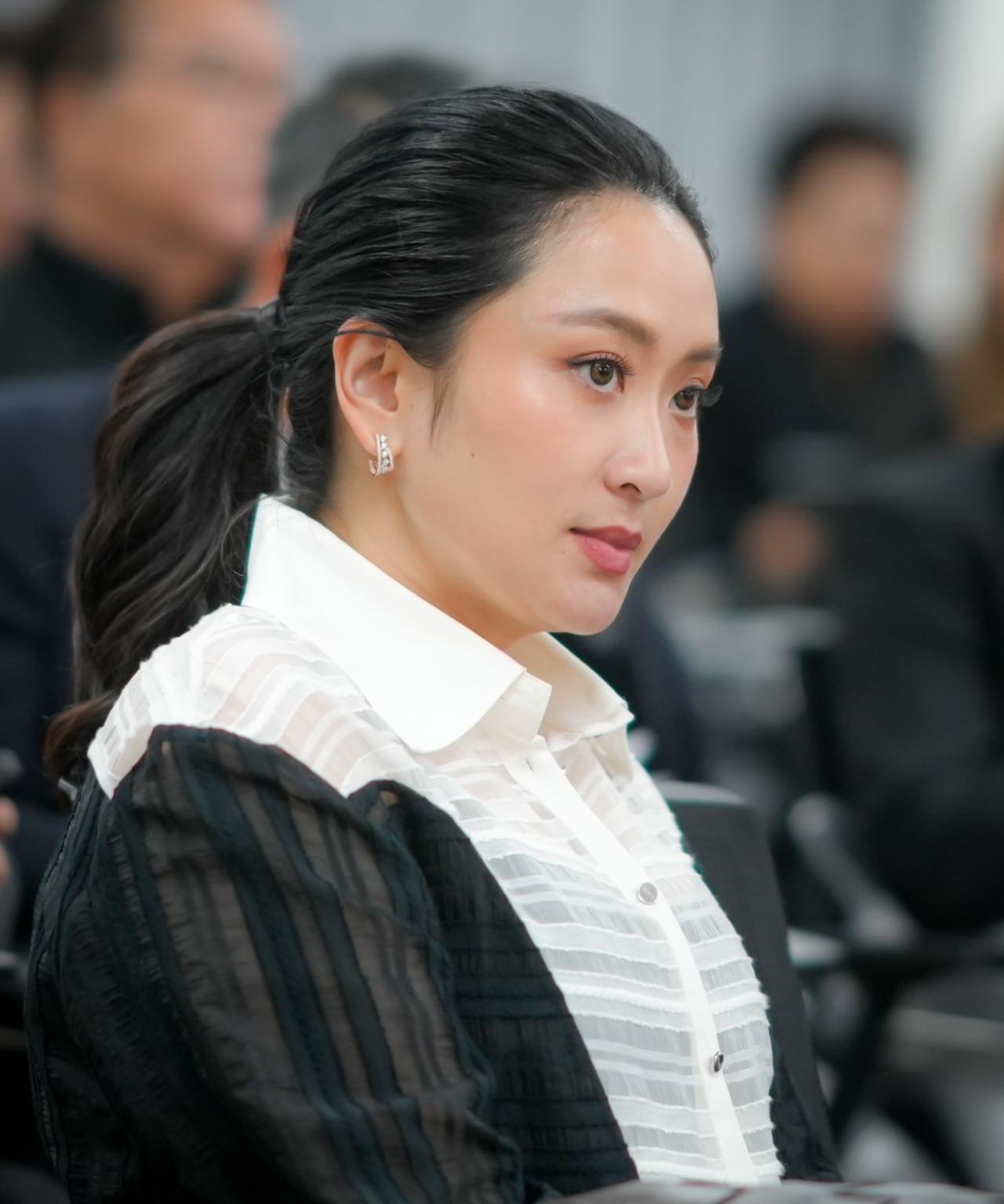佩通坦出席例行会议，国丧期间穿一身黑2025年10月28日，为泰党大会举行。前