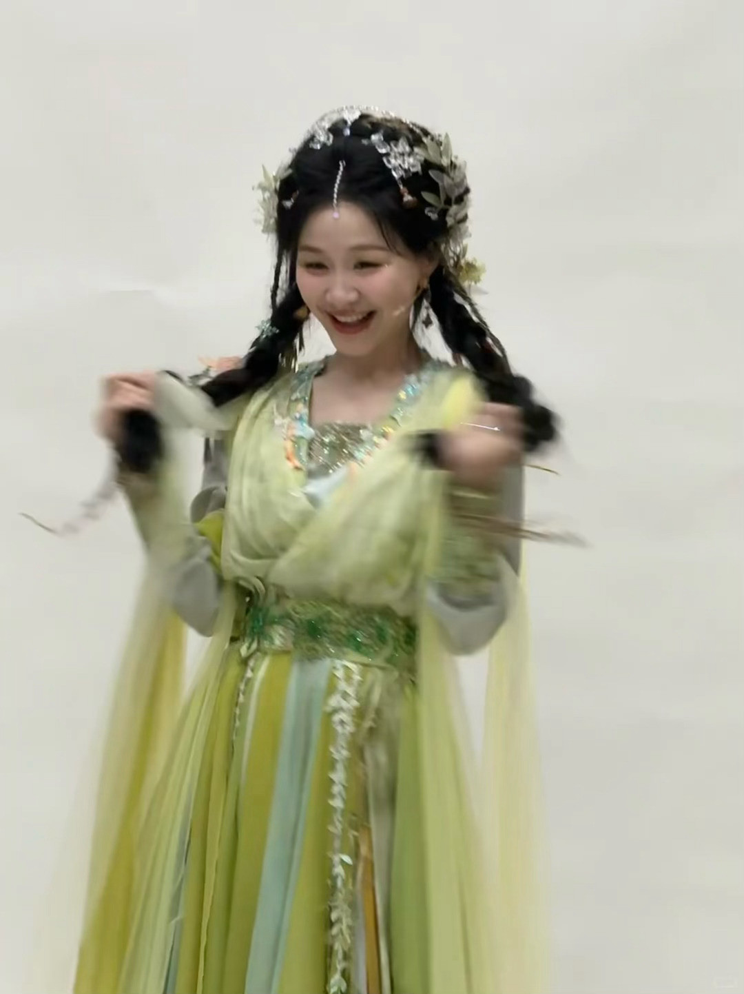 金靖王牌这套造型好漂亮😍和陈都灵在狐妖小红娘里的妆造好像​​​