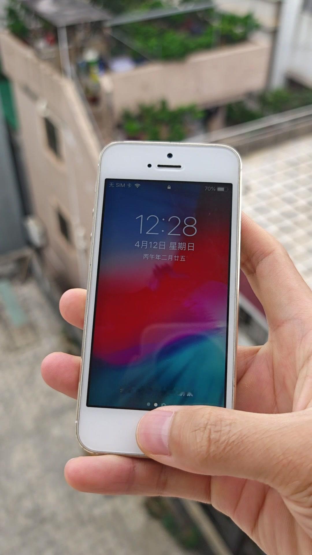 5s的系统现在还能流畅用，苹果的品控真的绝了～当年买的时候觉得是天价机，现在拿出