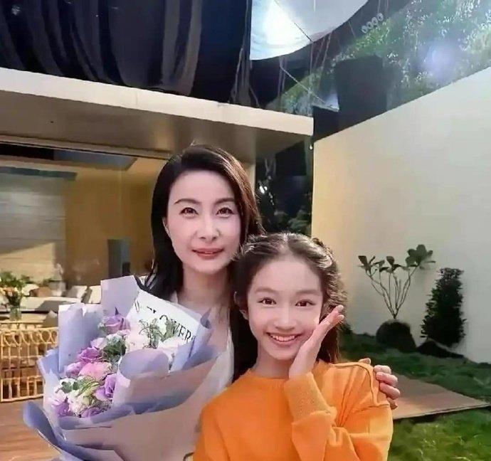 郭晶晶的大女儿霍中妍长的甜美可爱，很像妈妈郭晶晶。有这么优雅的妈妈，真是幸福无