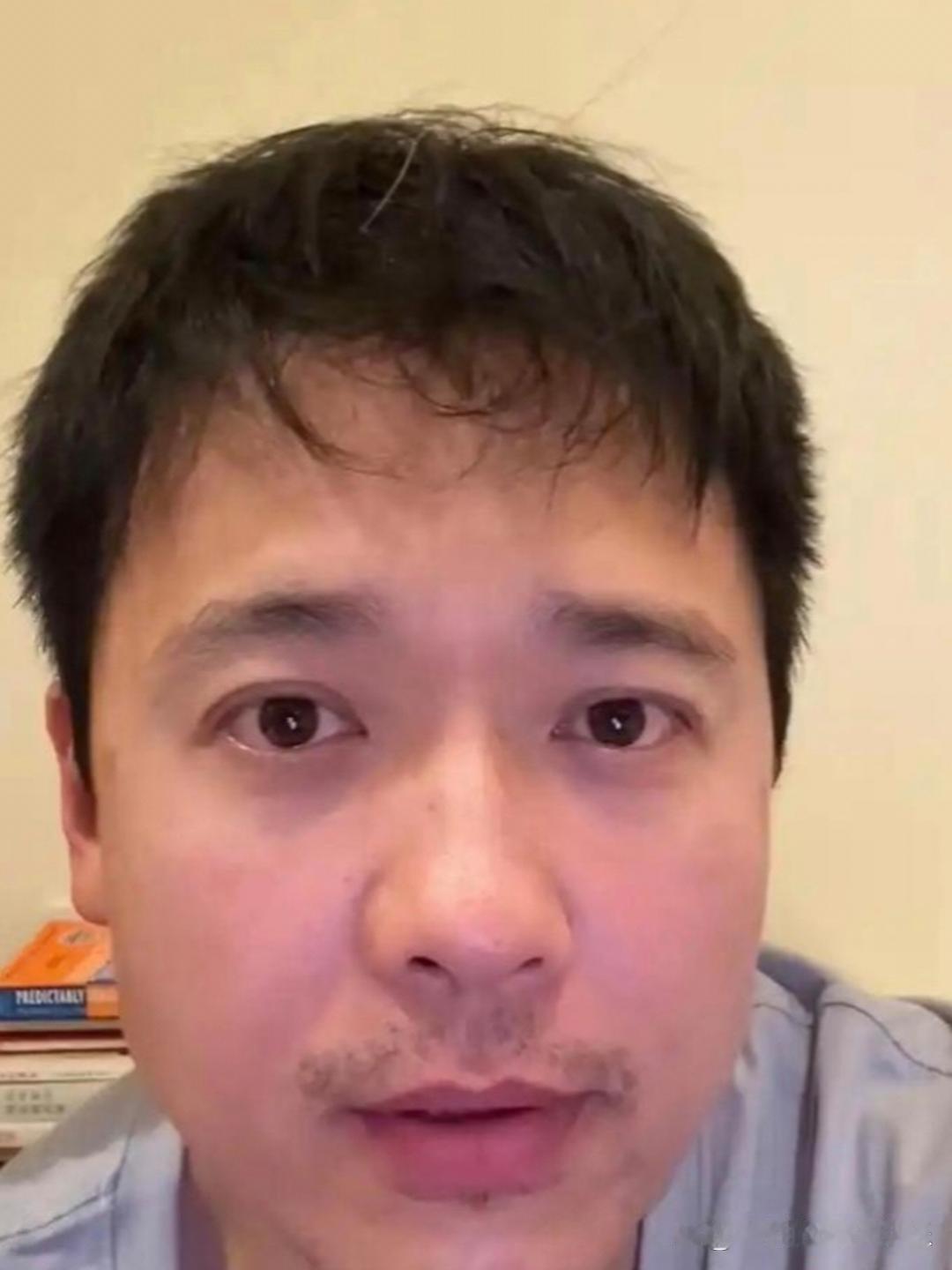 高云翔离婚7年后第一次公开提起董璇，话刚说一半，眼泪直接砸在了镜头前。在场的人