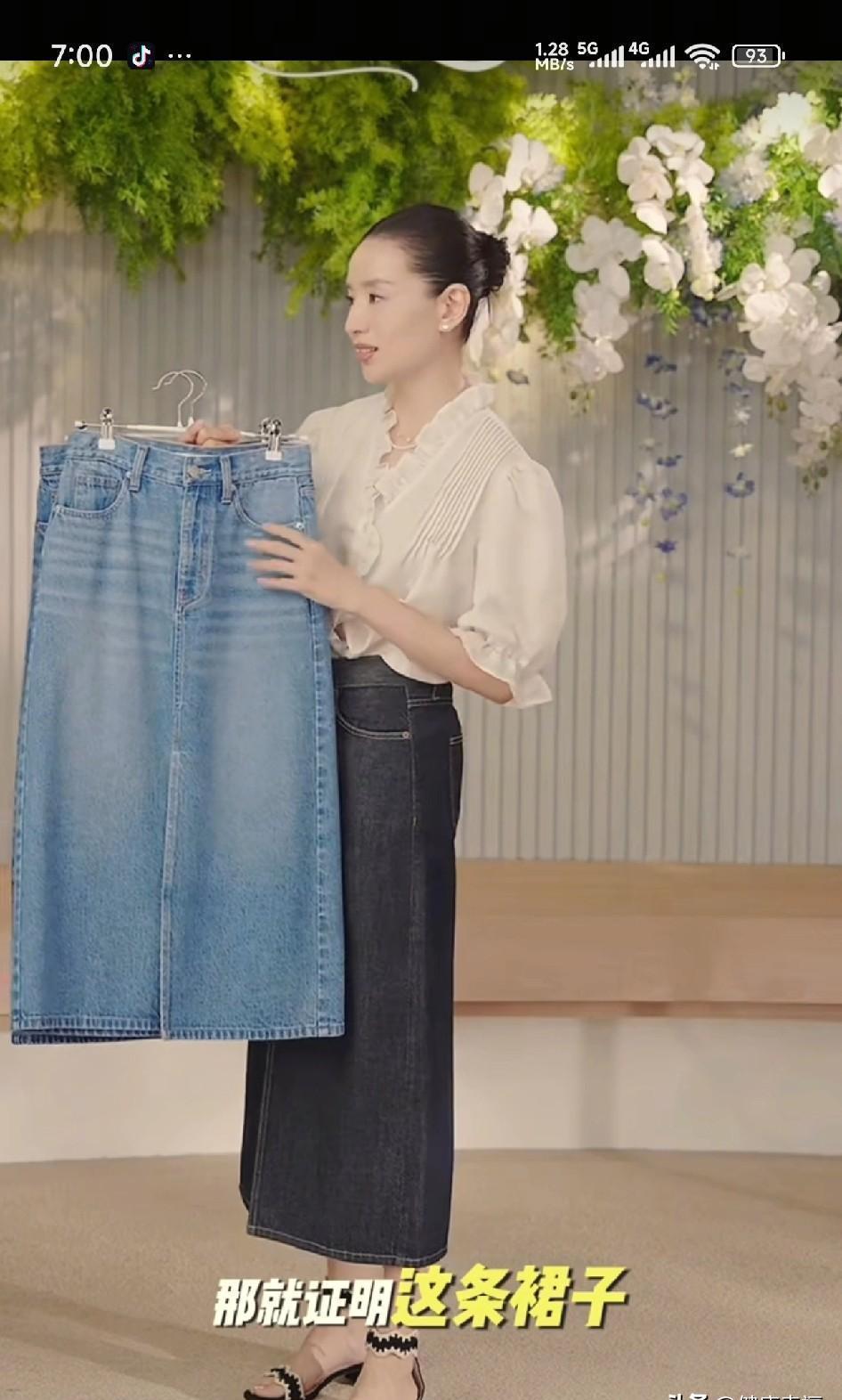 她把直播间开成了慢综艺。在三二一上链接的咆哮声里，她穿着裹得严严实实的牛仔长裙