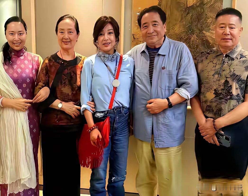 艺术界老友同框！刘晓庆、姜昆等人欢聚一堂，每个人都独具风采。时光匆匆流逝，众人依