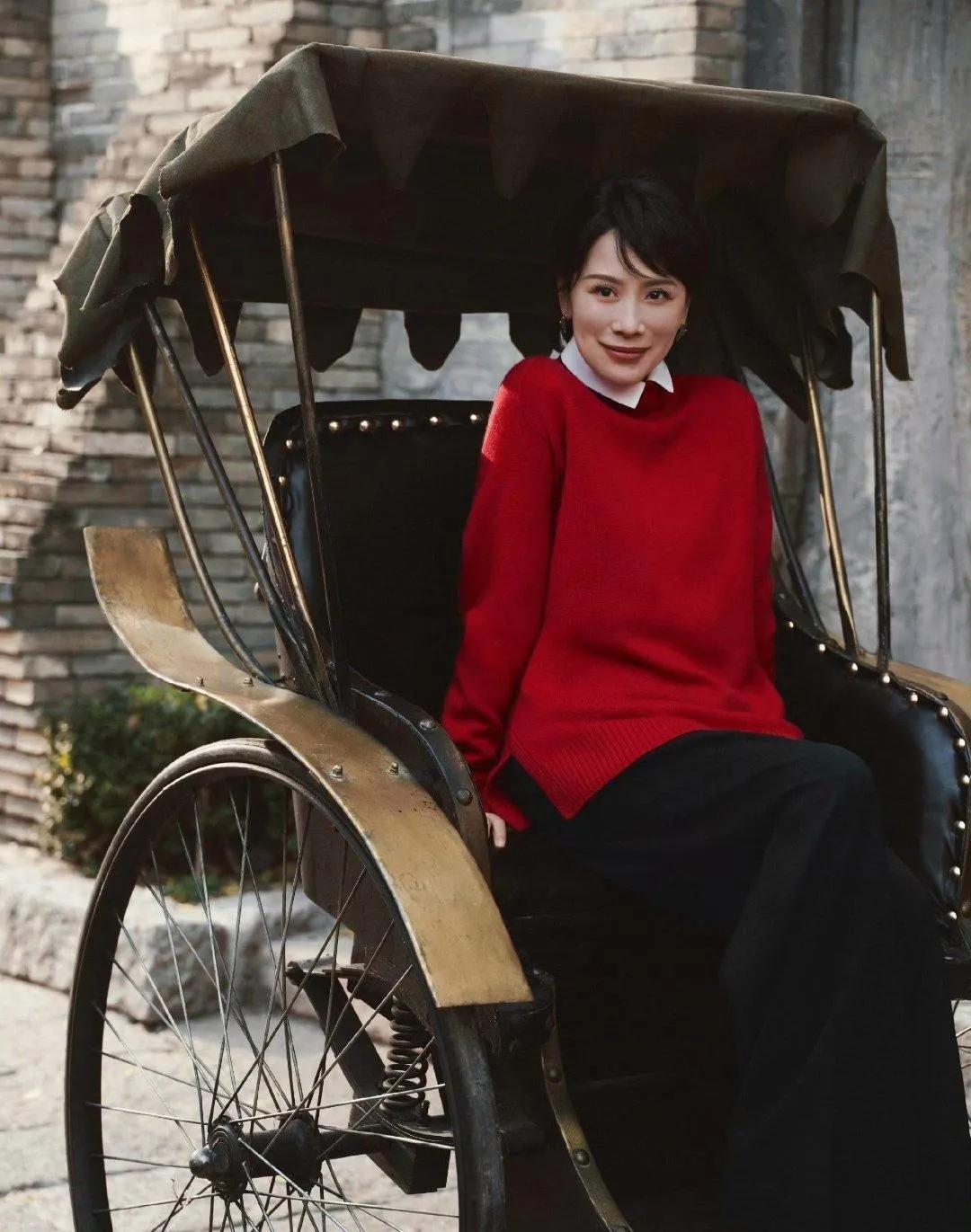 笑不活了！海清这是把“文艺女青年”焊在身上了吧🤣红毛衣一穿，黑裤一搭，往