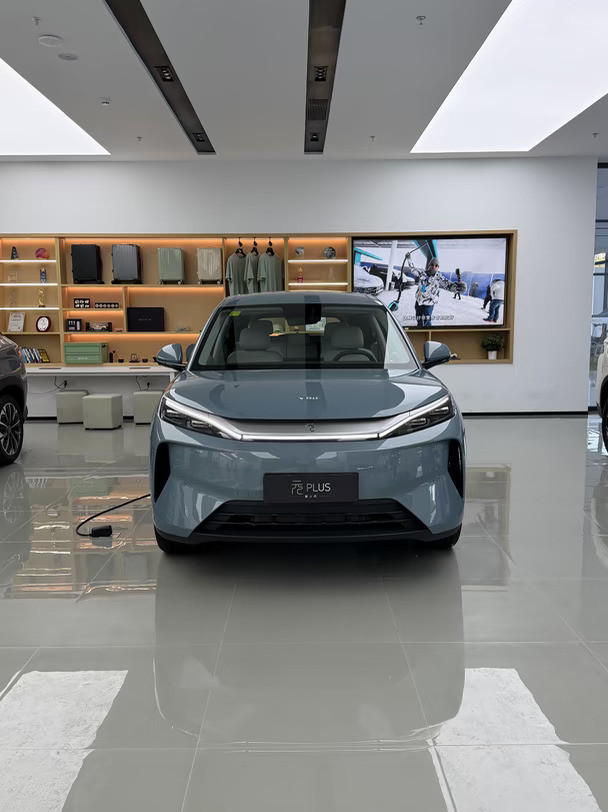 终于迎来属于自己的小车🚗比亚迪秦MAX，女生代步首选小巧车身，城市穿梭、停车都很轻松颜值耐看，空间