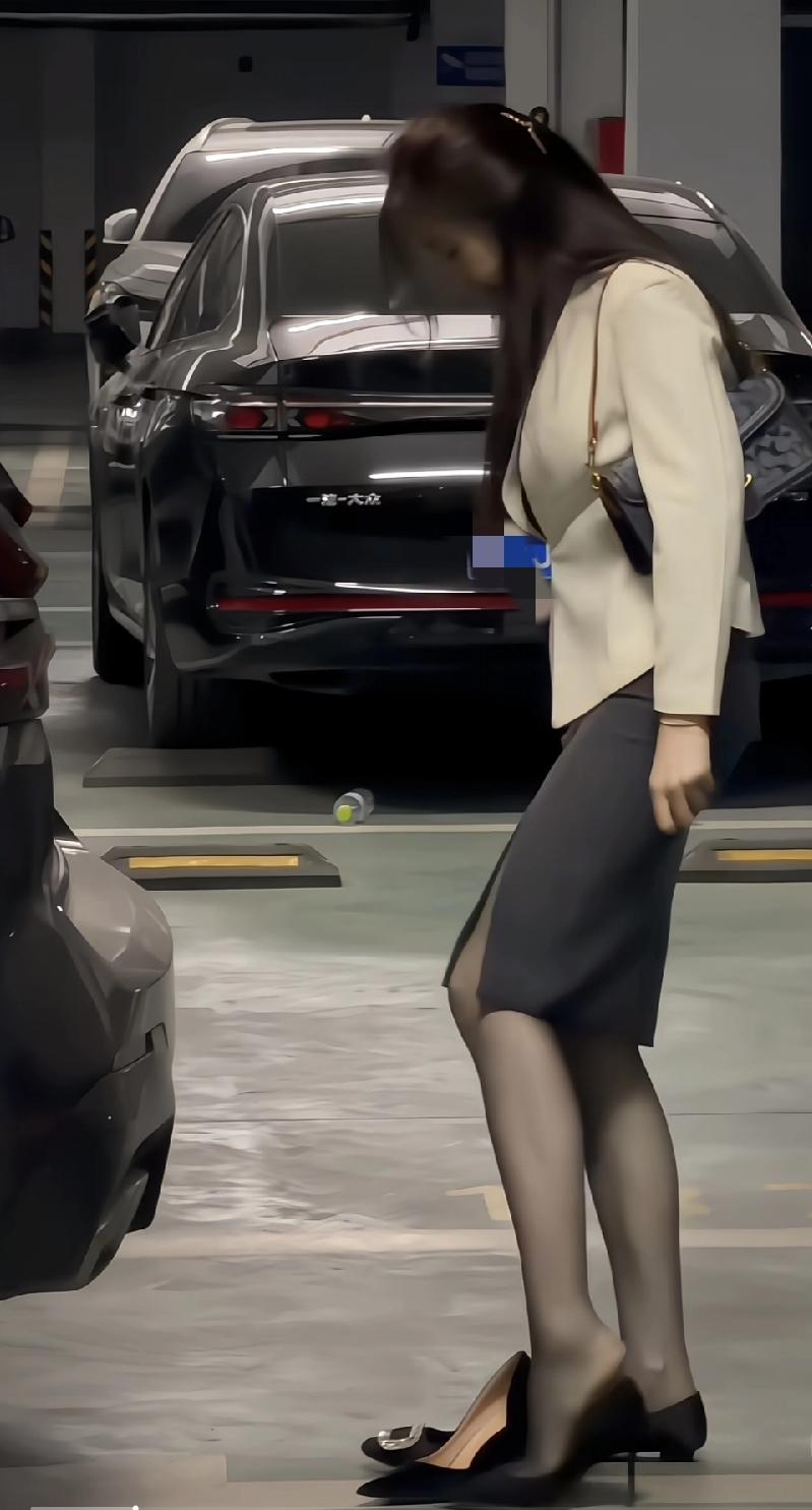 我表妹她男朋友单位有个女同事，三十出头，未婚，自己租房子住，养了只猫。那女同事长