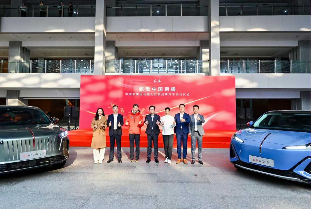 当国车遇见中国荣耀！红旗汽车交付仪式圆满完成，接过奖牌的手，也握住红旗的方向盘。