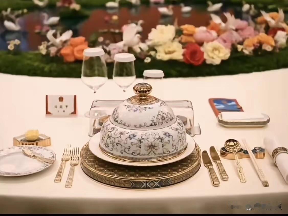 不愧是东方大国，就凭国宴上这些餐具都能看出不一般。咱们大国的格局，不用刻意宣