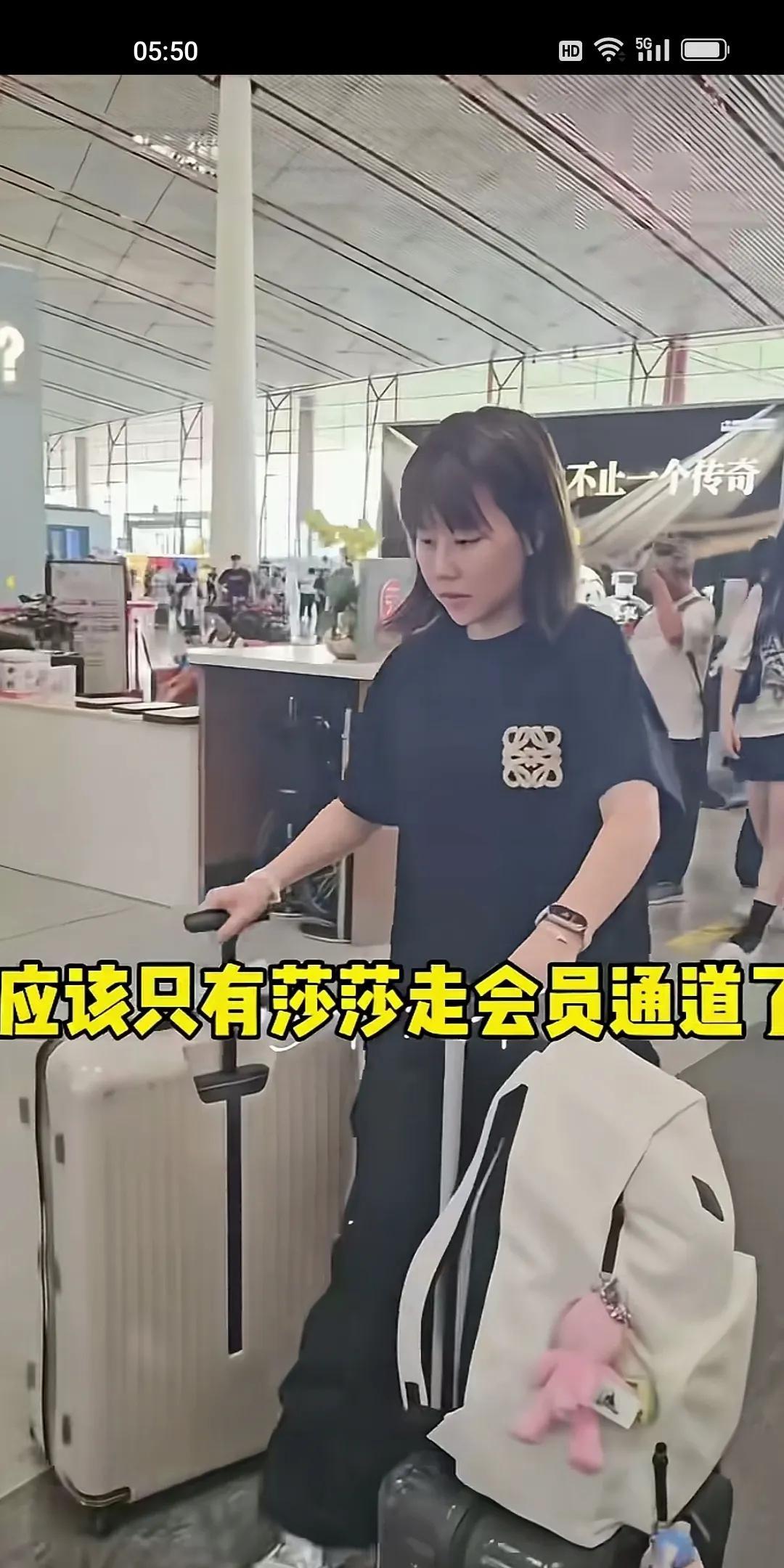 这次国乒出发瑞典，我认为，最烦恼的人就是孙颖莎。不是因为她身体原因，而是因为她太