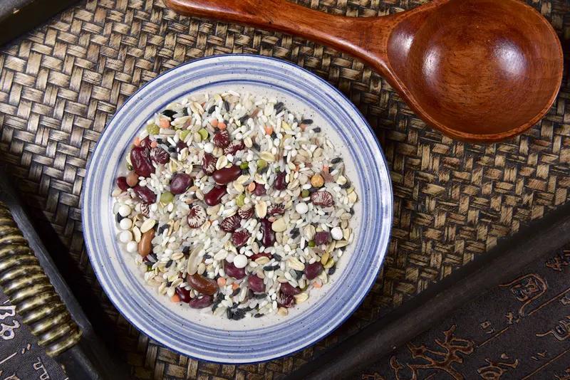 脾胃虚弱可通过以下食疗方法改善：●山药粥：将山药、粳米一起熬煮成粥。山药富含淀