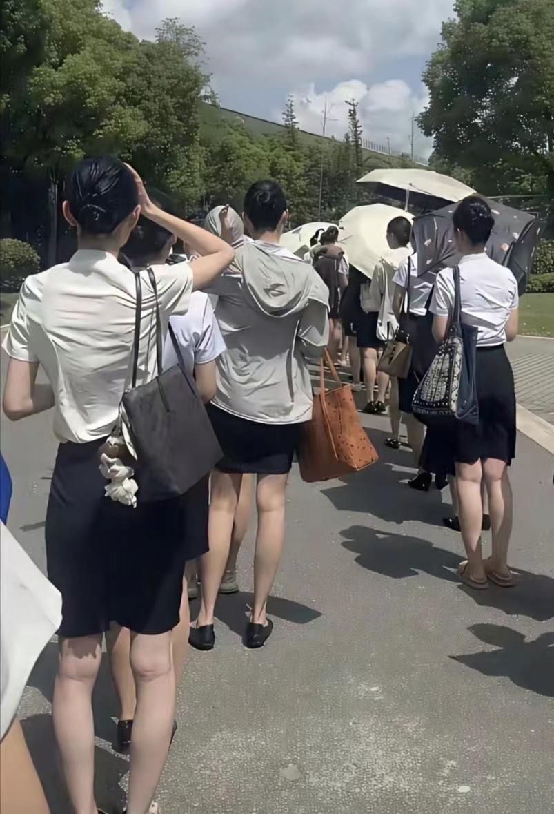 现在空乘行业还是这么火爆，炎炎夏日，仍然挡不住准空姐们的面试。