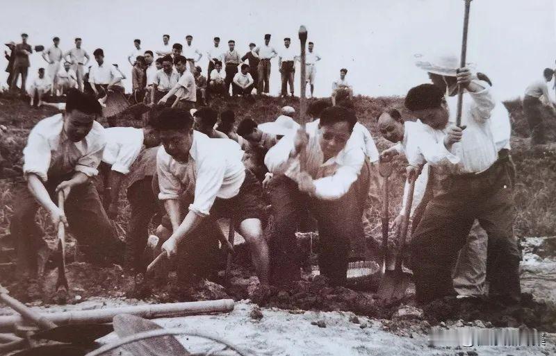 上世纪五十年代，前排右起：杨得志、李作鹏、陈锡联、刘震；后排右二为李天佑在南京军