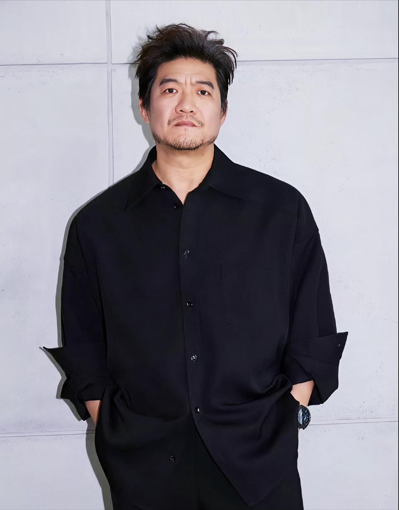 48岁的陈明昊又火了！在热播剧《老舅》里，他演的霍东风是个“嘴毒心软”的糙汉，明