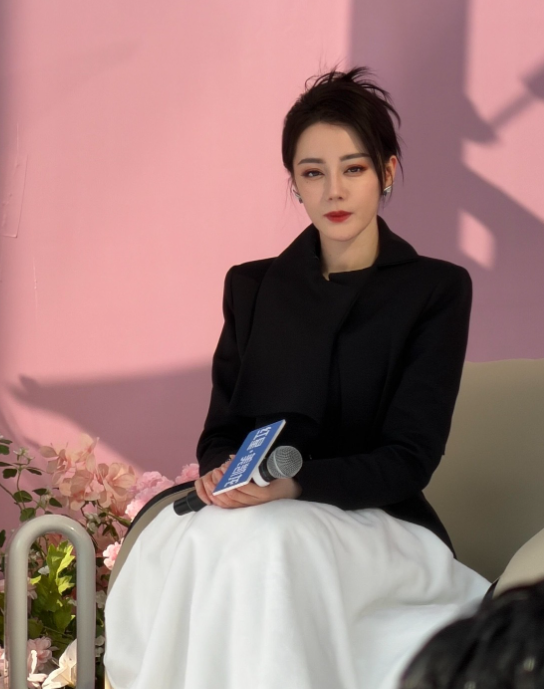 迪丽热巴大太阳底下美成花，大长腿抢镜。迪丽热巴11.15南京品牌活动，秋冬高定礼