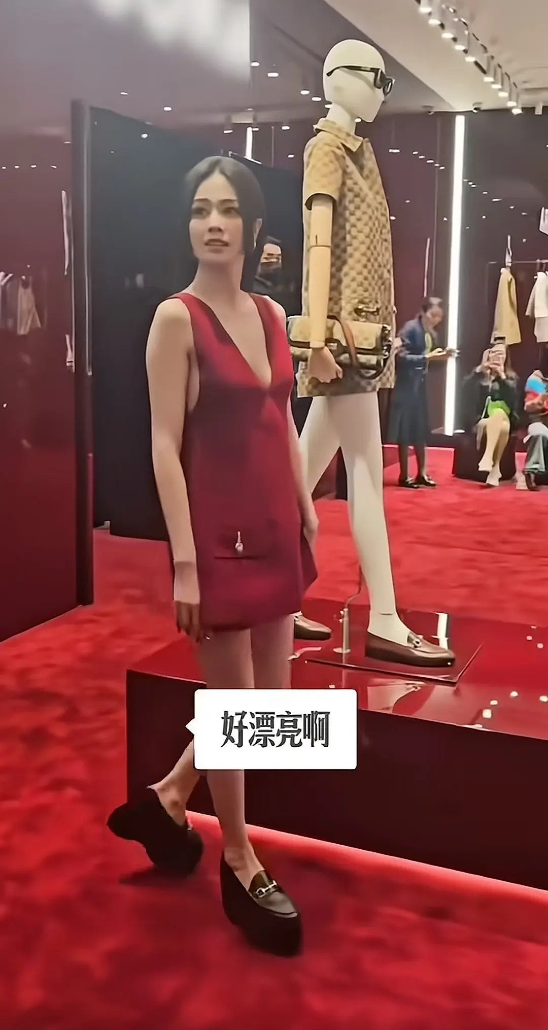 白鹿真的毫无时尚表现力，每次都能把大牌穿出地摊货的感觉
