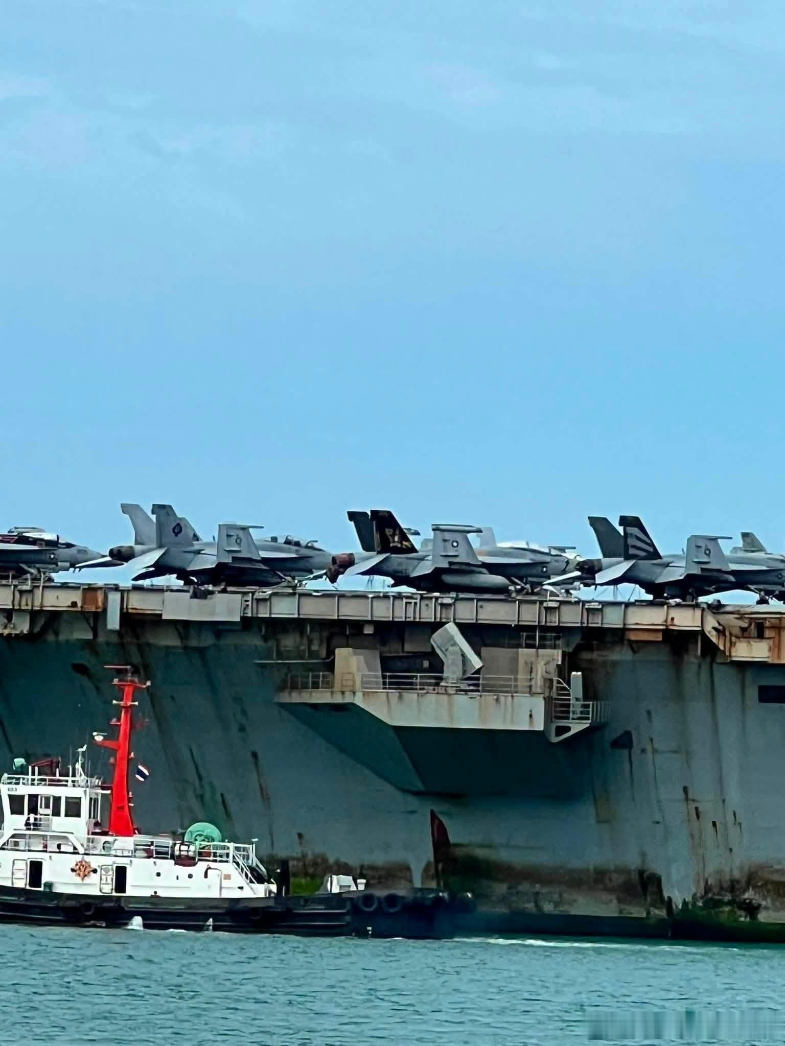 “林肯”号航母抵达泰国林查班，在海上部署了280天，搞得跟飘了好几年一样。舰体生锈非常严重，从外表看