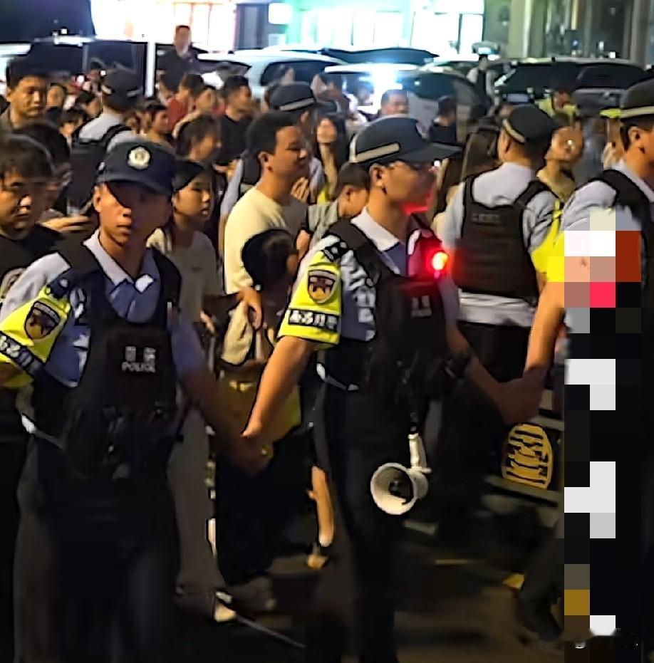 10月1日，江西南昌，国庆烟花晚会结束后，民警们一字排开手拉手组成“人墙”，压速
