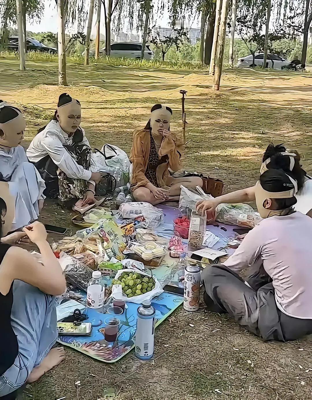 今年入夏以来，街上的“蒙面人”忽然多了起来。乍一看，还以为是一群劫匪，正蹲在公