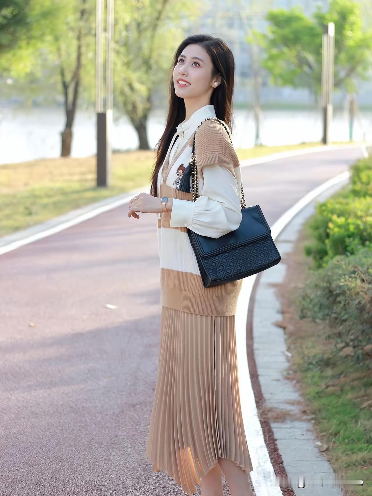 湖畔轻纱舞，笑语入画来。