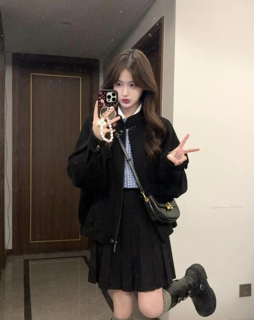 今天是黑系甜酷学姐✨珍珠链条手机壳+学院风套装，把慵懒和精致焊在身上